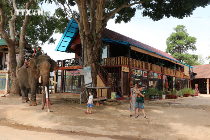 Hồ Lắk không chỉ có giá trị về thủy lợi, thủy sản mà còn có tiềm năng rất lớn về du lịch sinh thái, văn hóa. Ảnh: Anh Dũng - TTXVN vna_potal_dak_lak_danh_thuc_tiem_nang_du_lich_thang_canh_quoc_gia_ho_lak__7395910.jpg