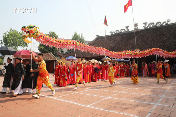 Lễ rước từ đình Thuận Hòa, đình Viễn Sơn về chùa Phúc Quang. Ảnh: Danh Lam -TTXVN vna_potal_bac_giang_doc_dao_le_hoi_tien_luc_7347035.jpeg