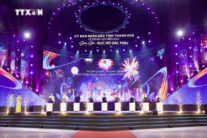 Đại diện lãnh đạo trung ương và địa phương nhấn nút khánh thành Quảng trường biển, trục cảnh quan lễ hội thành phố Sầm Sơn. Ảnh: Hoa Mai - TTXVN vna_potal_khai_hoi_du_lich_bien_sam_son_-_ruc_ro_sac_mau_7348162.jpg