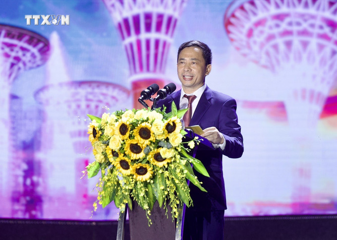 Chủ tịch UBND Thành phố Sầm Sơn Lê Văn Tú phát biểu khai mạc lễ hội. Ảnh: Hoa Mai - TTXVN vna_potal_khai_hoi_du_lich_bien_sam_son_-_ruc_ro_sac_mau_7348166.jpg