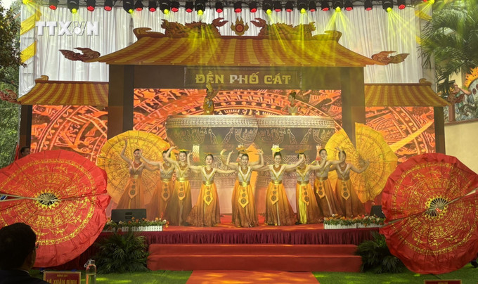 Chương trình nghệ thuật sân khấu hóa với chủ đề "Linh thiêng Thánh Mẫu hội đền Phố Cát". Ảnh: TTXVN phát vna_potal_khoi_phuc_le_hoi_den_pho_cat_7292941.jpg