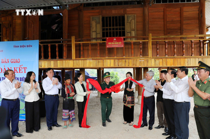 Thường trực Ban Bí thư Trương Thị Mai cùng đoàn công tác gắn biển và trao nhà Đại đoàn kết cho gia đình ông Lò Văn Minh, trú tại bản Co Pục, xã Hua Thanh, huyện Điện Biên. Ảnh: Trung Kiên - TTXVN vna_potal_dong_chi_truong_thi_mai_cung_doan_cong_tac_tham_va_lam_viec_tai_tinh_dien_bien_7293252.jpg