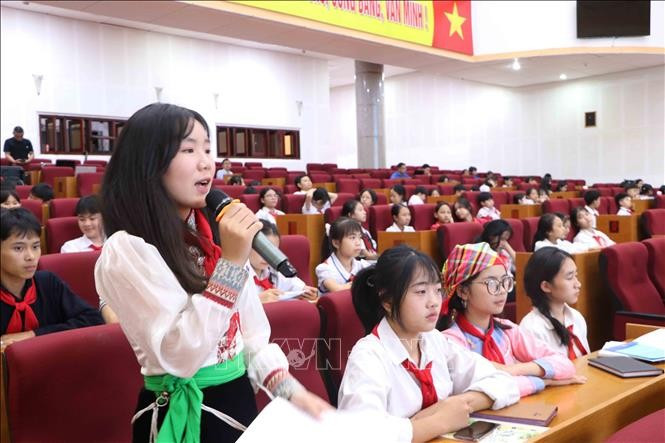 Nhiều đại biểu nhí đặt câu hỏi tại hội nghị. laichau-doithoai1.jpg
