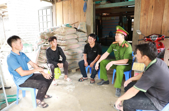 Công an thường xuyên xuống bản, các hộ dân tuyên truyền về phòng chống, tố giác tội phạm đảm bảo an ninh trật tự trên địa bàn các thôn bản. Ảnh: Quý Trung/ TTXVN potal-lai-chau-khoi-sac-nong-thon-moi-o-huyen-vung-cao-bien-gioi-8079888.jpg