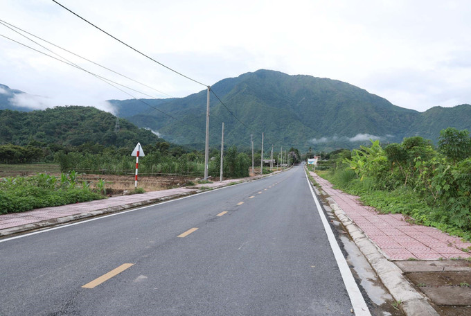 Hệ thống đường giao thông nông thôn, điện lưới quốc gia được đầu tư xây dựng khang trang góp phần nâng cao đời sống người dân. Ảnh: Quý Trung/TTXVN potal-lai-chau-khoi-sac-nong-thon-moi-o-huyen-vung-cao-bien-gioi-8079884.jpg