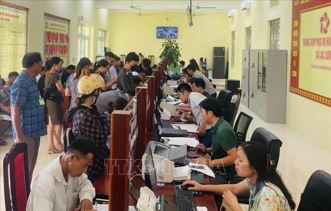 Người dân làm thủ tục hành chính tại Trung tâm phục vụ Hành chính công xã Lạc Lương, tỉnh Phú Thọ. Ảnh: Vũ Hà/ TTXVN lac-luong-pt2.jpg