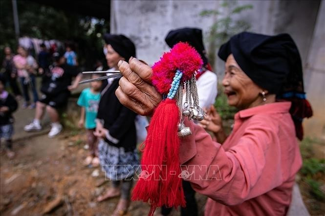 Chiếc trâm cài tóc được các cụ già chuẩn bị cho cô dâu trong ngày cưới le-cuoi-dao-tien8.jpg