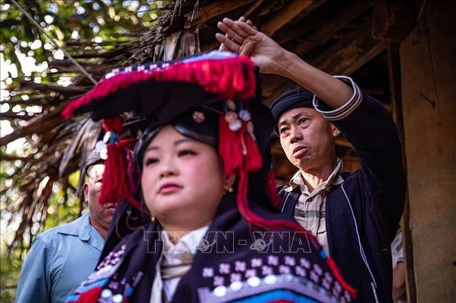 Ông mối làm phép, lạy 6 lạy để che chở cho cô dâu trên đường sang nhà chồng được khỏe mạnh. le-cuoi-dao-tien11.jpg