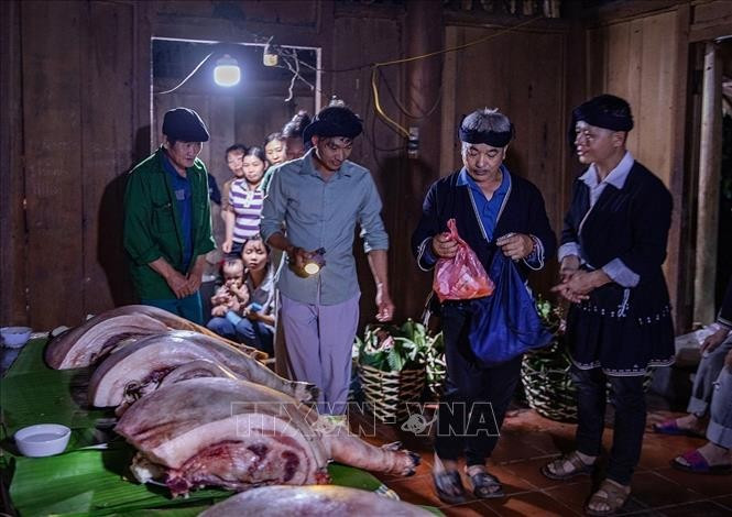 Nhà trai dâng lễ vật gồm thịt lợn, bánh, rượu, gà, muối… mang đến sẽ được người nhà gái kiểm tra đầy đủ. le-cuoi-dao-tien7.jpg