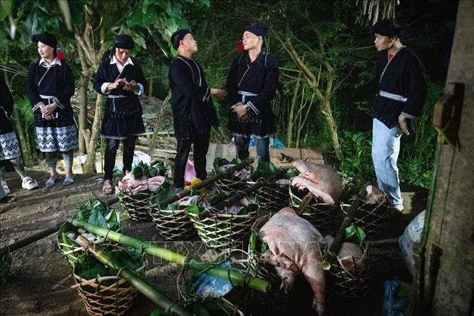 Nhà trai dâng lễ vật gồm thịt lợn, bánh, rượu, gà, muối vào buổi tối ngay sau buổi đưa dâu. le-cuoi-dao-tien5.jpg