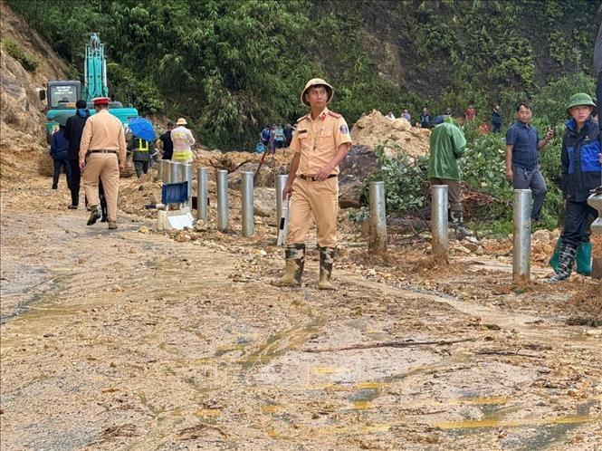 Lực lượng chức năng tổ chức tìm kiếm nạn nhận. Ảnh: TTXVN phát laichau-satlo2.jpg