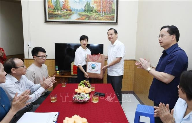 Bí thư Tỉnh ủy Lạng Sơn Hoàng Văn Nghiệm và lãnh đạo phường Đông Kinh tặng quà bà Lý Thị Thảo, vợ liệt sĩ Trần Xuân Năm ở Khối 5. ls-trian2.jpg