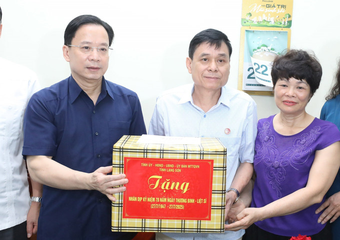 Bí thư Tỉnh ủy Lạng Sơn Hoàng Văn Nghiệm (ảnh trái) và đoàn công tác thăm, tặng quà thương binh Nguyễn Khắc Dinh ở Khối 11, phường Đông Kinh. ls-trian1.jpg