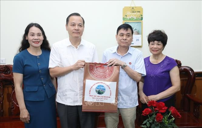 Lãnh đạo phường Đông Kinh tặng quà thương binh Nguyễn Khắc Dinh ở Khối 11. ls-trian3.jpg
