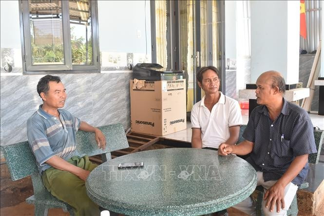 Nhờ được giúp vay phân bón trả chậm trong vòng 12 tháng, gia đình ông Y To Ktul (ngoài cùng bên trái) đã phát triển kinh tế, cải thiện đời sống. Ảnh: Nguyên Dung - TTXVN buon-lang2.jpg