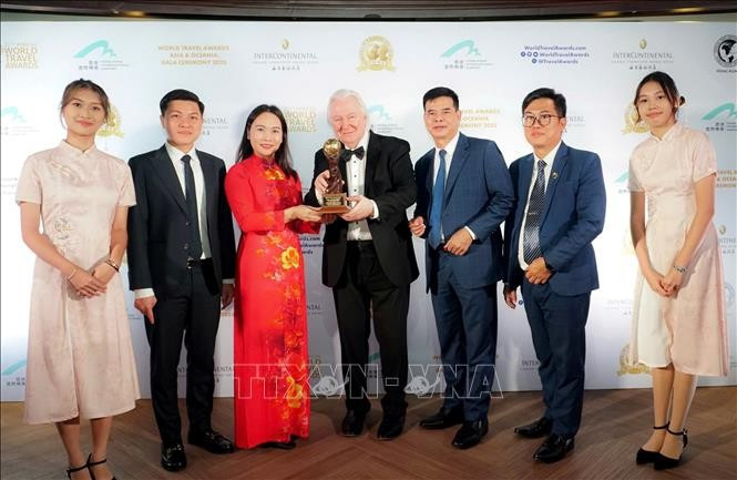 Tổ chức Giải thưởng Du lịch Thế giới (World Travel Awards – WTA) trao tặng danh hiệu “Công viên địa chất toàn cầu UNESCO Cao nguyên đá Đồng Văn, Tuyên Quang, Việt Nam – Điểm đến văn hóa khu vực hàng đầu châu Á năm 2025” cho đại diện tỉnh Tuyên Quang. Ảnh: TTXVN phát ca0-nguyen-da-1.jpg
