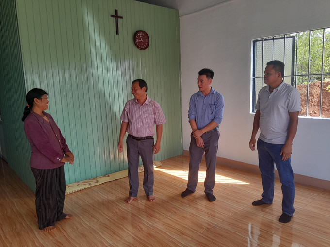 Chính quyền địa phương huyện Bù Gia Mập động viên các gia đình có hoàn cảnh khó khăn sau khi được hỗ trợ từ Qũy "Vì người nghèo". binh-phuoc3.jpg