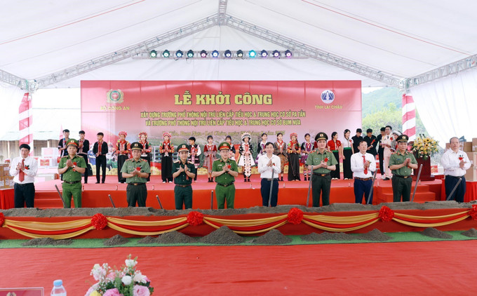 Thứ trưởng Bộ Công an Nguyễn Văn Long và các đồng chí lãnh đạo thực hiện nghi thức khởi công 2 dự án. Ảnh: Quý Trung/TTXVN khoicong-laichau1.jpg