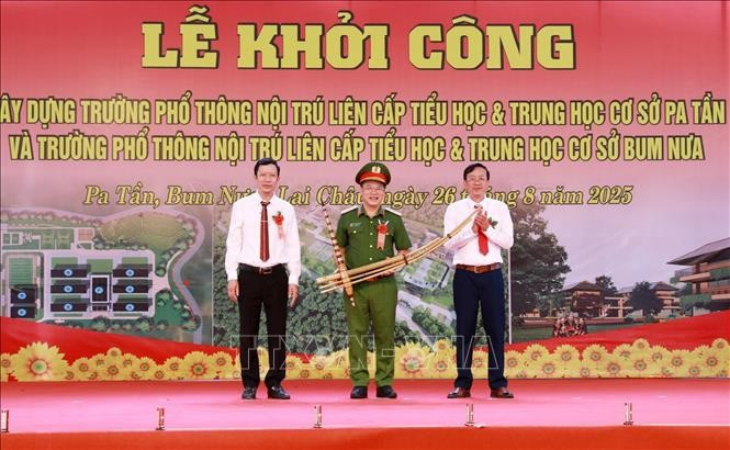 Đảng bộ và nhân dân 2 xã tặng chiếc khèn Mông cho Thứ trưởng Bộ Công an Nguyễn Văn Long. Ảnh: Quý Trung/ TTXVN khoicong-laichau6.jpg