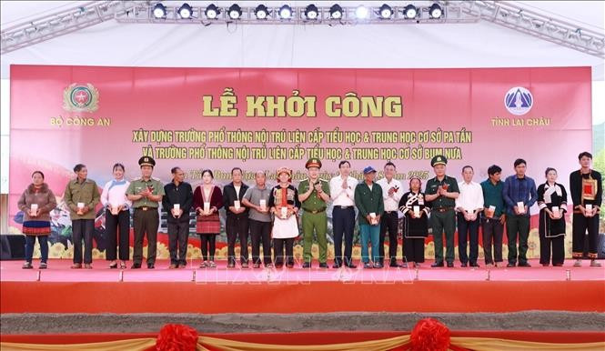 Thứ trưởng Bộ Công an Nguyễn Văn Long và Chủ tịch UBND tỉnh Lai Châu Lê Văn Lương trao điện thoại thông minh cho đồng bào 2 xã biên giới Pa Tần và xã Bum Nưa. Ảnh: Quý Trung/ TTXVN khoicong-laichau5.jpg