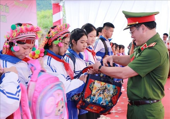Thứ trưởng Bộ Công an Nguyễn Văn Long trao quỹ khuyến học cho chính quyền địa phương 2 xã Pa Tần và xã Bum Nưa. Ảnh: Quý Trung/TTXVN khoicong-laichau7.jpg