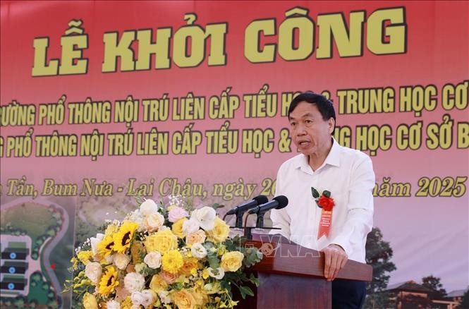 Chủ tịch UBND tỉnh Lai Châu Lê Văn Lương phát biểu tại lễ khởi công. Ảnh: Quý Trung/TTXVN khoicong-laichau3.jpg