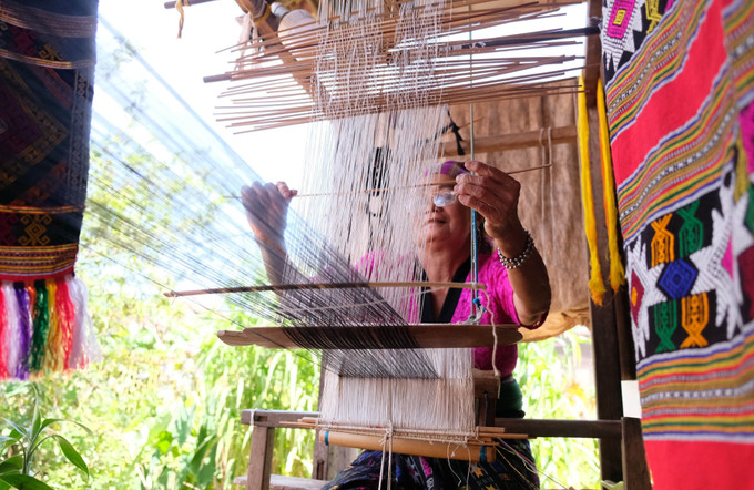 Bà Lò Thị Hoa là một trong số rất ít nghệ nhân chuyên nghiệp, thành thục tất cả kỹ thuật kéo sợi, nhuộm sợi, dệt thổ cẩm ở xã biên giới Đắk Wil (Lâm Đồng). nghe-nhan-ld4.jpg