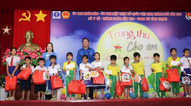 Các em thiếu nhi nhận quà Trung thu tại chương trình. can-tho-trung-thu2.jpg