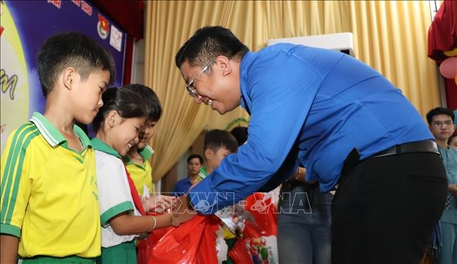 Anh Trần Việt Tuấn, Phó Bí thư Thành đoàn Cần Thơ tặng quà Trung thu cho các em thiếu nhi. can-tho-trung-thu1.jpg