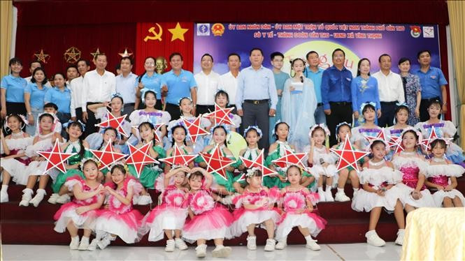 Các em thiếu nhi chụp ảnh cùng đại biểu tại chương trình. can-tho-trung-thu3.jpg