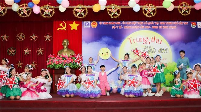 Tiết mục văn nghệ tại chương trình. can-tho-trung-thu4.jpg