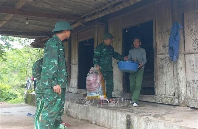 Bộ đội biên phòng đến vận động các hộ dân tộc Chứt sơ tán đến nơi an toàn. Ảnh: TTXVN phát dt-chut1.jpg