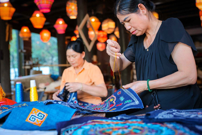 Những người thợ thêu thổ cẩm Lan Rừng thổi hồn vào các sản phẩm mang tính ứng dụng cao trong đời sống, lại mang nét văn hoá truyền thống theu-tho-cam-9.jpg