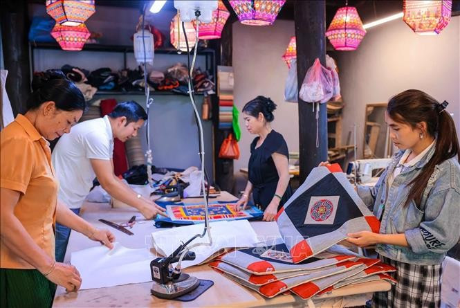 Các sản phẩm thổ cẩm Lan Rừng đa dạng như khăn trải bàn, chăn ga, gối, tranh treo, bàn ghế… tạo tạo không gian ấm cúng và gần gũi và nét riêng mang đậm bản sắc văn hoá truyền thống theu-tho-cam-2.jpg