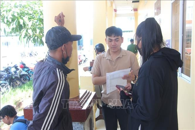 Việc đăng ký xe tại Công an cấp xã được triển khai đồng bộ với hệ thống thiết bị hiện đại, đảm bảo công khai, minh bạch và dễ tiếp cận. dkxeca-mau.jpg