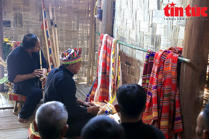 Các thầy mo thực hiện nghi lễ "Mượng ma". phu-0754.jpg