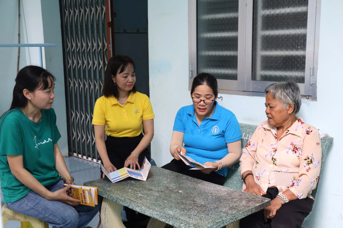 Nhân viên Bảo hiểm xã hội tỉnh Trà Vinh phối hợp với các đơn vị vận động hộ gia đình tham gia bảo hiểm xã hội tự nguyện và bảo hiểm y tế. tra-vinh2a.jpg