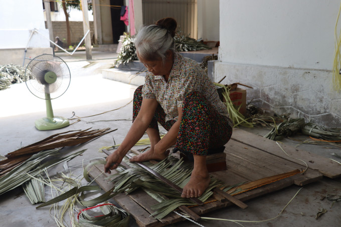 Bà Đặng Thị Hiền, 70 tuổi, vẫn cần mẫn chằm được từ 3 đến 4 chiếc áo tơi mỗi ngày. ao-toi5.jpg