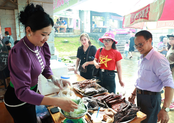 Phiên chợ vùng cao mang đến cho du khách trải nghiệm ẩm thực đặc trưng của nhiều dân tộc. rucro-sacmau10.jpg