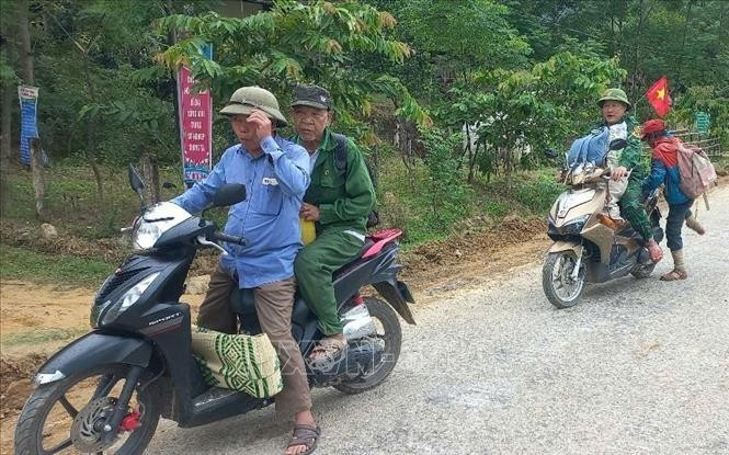21 hộ dân tộc Chứt được chuyển đến Nhà văn hóa cộng đồng bản Rào Tre để tránh bão. Ảnh: TTXVN phát dt-chut2.jpg