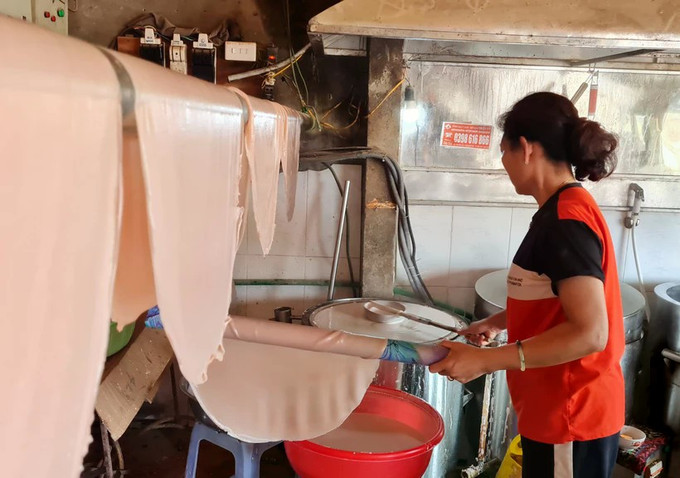 Để làm ra những sợi phở hồng hồng, mềm mịn là cả một sự cầu kỳ của người thợ có tay nghề. Mùa nóng, mùa lạnh có cách tráng bánh riêng. Mùa nóng nếu tráng dẻo quá thì bánh phở sẽ bị chảy nước. Mùa lạnh thì tha hồ tráng dẻo. Ảnh: Hương Thu pho-hong.jpg