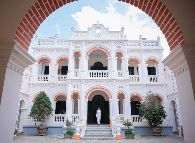 Tòa nhà chính của dinh thự Hoàng A Tưởng hoang-a-tuong-2.jpg