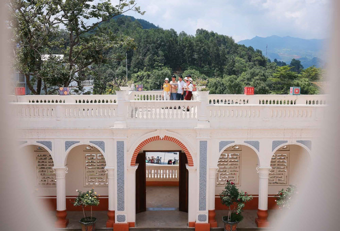 Hành lang lớn và rộng nối liền các phần của dinh thự Hoàng A Tưởng. hoang-a-tuong-3.jpg