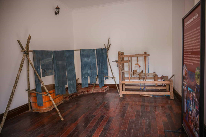 Phòng trong dinh thự Hoàng A Tưởng giới thiệu quy trình sản xuất thổ cẩm. hoang-a-tuong-9.jpg