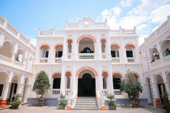 Tòa nhà chính của dinh thự Hoàng A Tưởng hoang-a-tuong-10.jpg