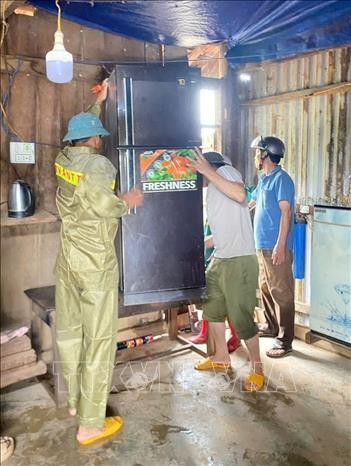 Chính quyền địa phương và lực lượng chức năng xã Ea Rốc, tỉnh Đắk Lắk hỗ trợ người dân di chuyển tài sản nhằm giảm thiểu thiệt hại do thiên tai gây ra. Ảnh: TTXVN phát. dak-lak-ung-pho2.jpg