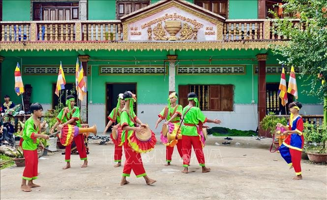 Trình diễn nghệ thuật diễn tấu trống Chhay-Dăm của người Khmer An Giang. a-day1.jpg