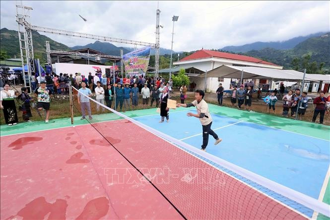 Các đội thi đấu môn Tó Yến (cầu lông dân tộc). mung-com-moi4.jpg