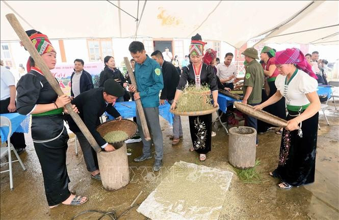 Các đội thi làm cốm. mung-com-moi3.jpg