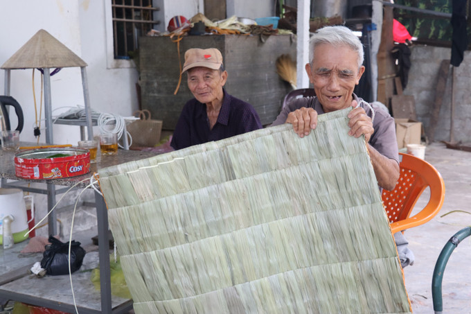 Chiếc áo tơi được kết nối lại bằng những sợi dây mây mềm dẻo. ao-toi4.jpg
